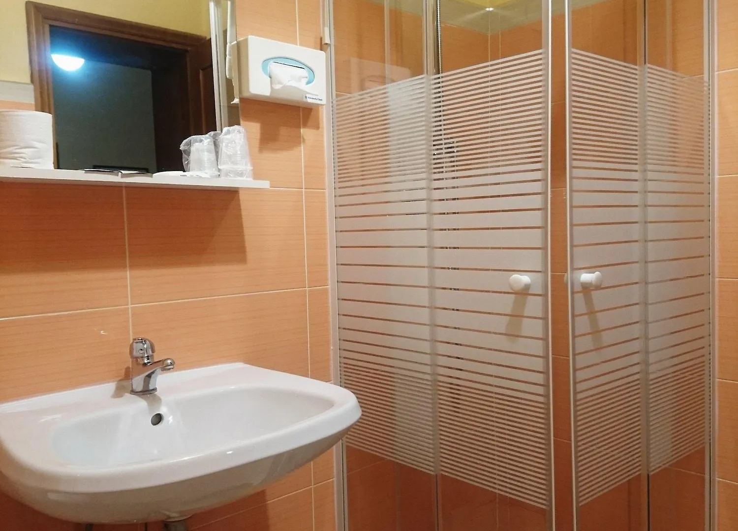 ***  Giappone Inn Parking Hotel Livorno Italia