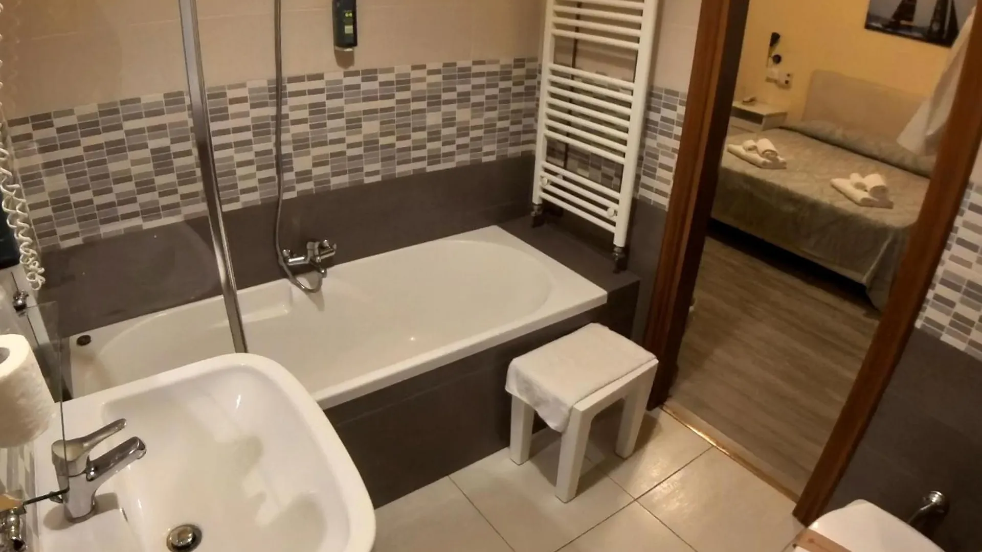 Giappone Inn Parking Hotel Livorno 3*,  Italia